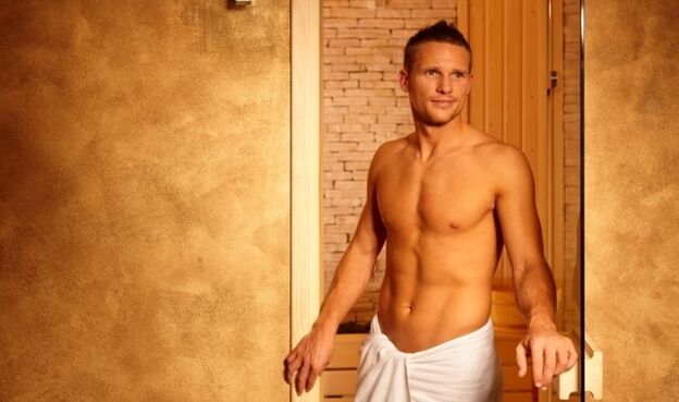 Mann im Badehaus vor der Penisvergrößerung