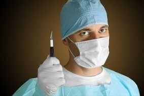 Chirurg, der aus medizinischen Gründen eine Penisvergrößerung durchführt