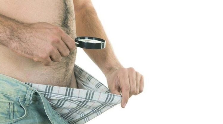 ein mann schaut in seine unterhose und denkt an penisvergrößerung mit soda